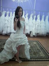 velmi extravagantne.. sivo popolave svadobne saty... hm