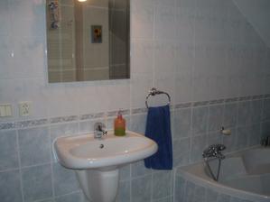 Za výklenkom kde je obrázok slnečnice je WC.