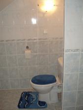 Pohľad na WC od vane. Aj samostatné svetlo.