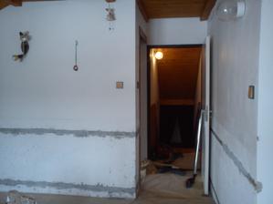 tahle to pak vypadá na druhé straně dveře naproti jsou vchod na chodbu a na levo je vchod do kuchyně