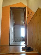 Pohled na vchod do obýváku z chodby,ještě nenatřená futra