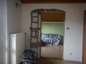 Pohled na přizděný vchod z dětského pokoje