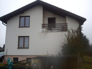 Ze zadu,naše vrchní okno a balkon,pod Námi je babička