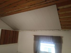 A teď už jen dát nové bílé panely na strop