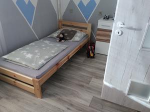 Bohužel dveře takto zasahují do místnosti, ale pro jedno dítě je pokojík dostačujíci