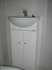 umývadlo so skrinkou vo wc