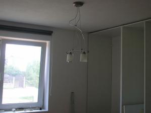 Lampa v spálni už tiež visí