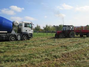 Třetí mix zapadl. Traktor s ním nejdříve nemohl hnout, nakonec se povedlo...(nervy v kýblu)
