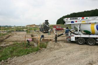 6.7.2010 - zalévání základů betonem