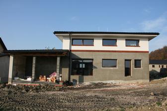 6.11.2011 bílá fasáda + parapety z cihliček, 1 řada cihliček - zbytek až na jaře