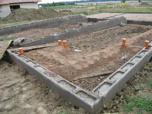 3.8.2010 zasypana garaž, hotova kanalizace