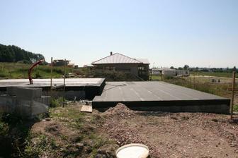 21.8.2010 izolace komplet hotová, betonuje se pochozí betonek