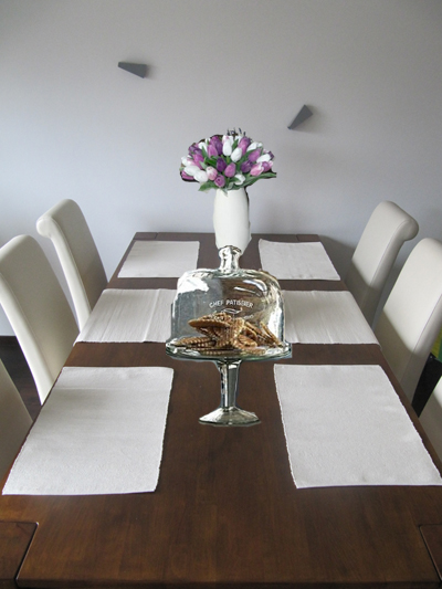 Obývací pokoj, jídelna a kuchyň realita - fotomontáž - vybírám tulipány a skleněný podnos
