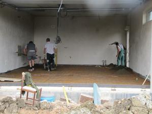8.8.2011 betonuje se podlaha v garáži