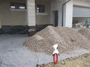 14.11.2011 první štěrk na úpravu plochy před domem