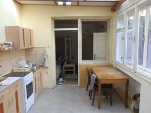 dřívější ukončení domu, mezi kuchyní a obývákem...vybourat a udělat bar na kávovar:)