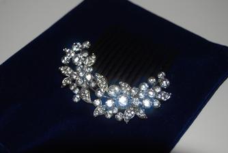 spona do vlasů, nepožitá, cena 300Kč, rozměry cca 6,3x6,3 cm