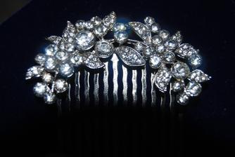 spona do vlasů, nepožitá, cena 300Kč, rozměry cca 6,3x6,3 cm