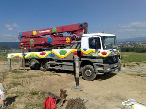 A uz prisla velka pumpa na beton:-)