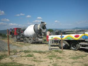 A hned za nou nas prvy mixer s betonom:-) A potom to uz len chodilo a chodilo:-)