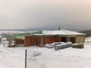 A takto to zatial vyzera. Nad domom je vsetko pripravene na pokladku skridli. Ostava uz len zadebnit garaz a dokoncit latovanie. Obluk nad garazom bude samostna kapitola. Komplikovane opat:-)