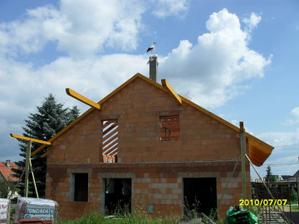 2010 - léto příprava na budování velké terasy, ten na komíně nás trochu znervoznoval :-)