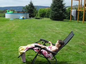 relax , pohled na skorohotový bazén a skorohotový dětský domek