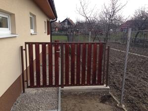 Pred tým , než sme začali siať vzadu trávu, tak sme museli urobiť takéto bránky ako ochranu pred špacírkami našj Tary.