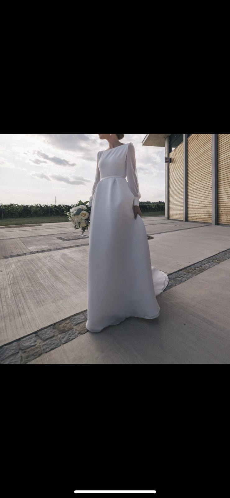 jednoduché elegantní svatební šaty s dlouhým rukávem - Obrázek č. 1