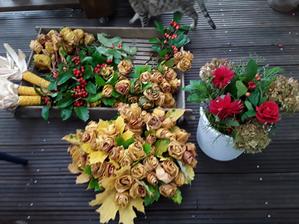 Toto na jídelní stoly,ještė 6 velkých váz převážně s hortenziemi a konečně konec.