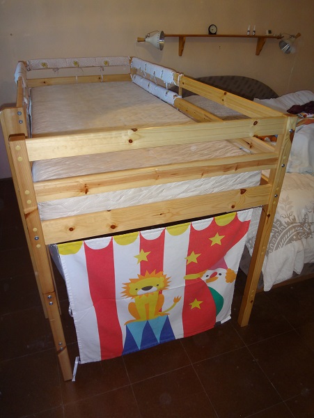 drevená vyvýšená posteľ s bunkrom - Obrázok č. 2