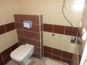 naše hosťovské WC zároveň aj technické. vedľa wc bude práčka a nad ňou asi bojler na vodu.