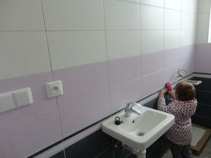 naša Tamuška skúša sprchu na bidet vo wc