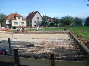 začíname betónovať zákl. dosku 15.5.10