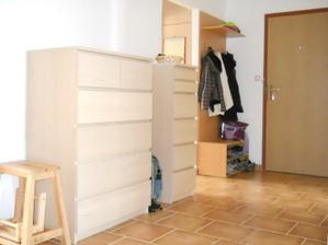 Březen 2011 - přestali jsme bydlet v krabicích a pořídili jsme komody. Jupííííí!