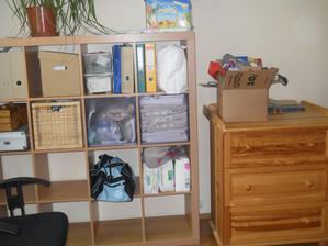 A na druhé zdi zůstal ikeí expedit a přebalovací pult.