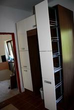 Potravinová skříň,ve prostřed bude lednice