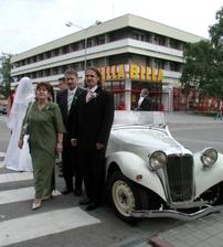 Manžel s rodičmi pri svadobnom aute este pred obradom