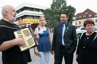 zlava - DJ, bratrancova manzelka Katka (od tejto milej blondinky som sa mesiac po svadbe nakazila a teraz cakame kamarata pre ich Barborku xi ;-)), bratranec Martin, teta Anka. Pocas gratulacii nam DJ hral na harmonike do ritmu. Bolo to velmi mile.
