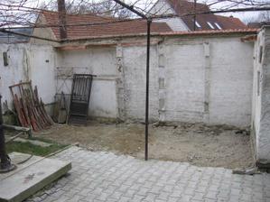 horní dvorek - byly zde postaveny klece pro papoušky, my je zrušili