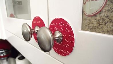 postup: http://modpodgerocksblog.com/2011/08/diy-some-pretty-kitchen-cabinet-handles.html