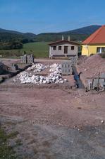 Hotovo, zabetónované
