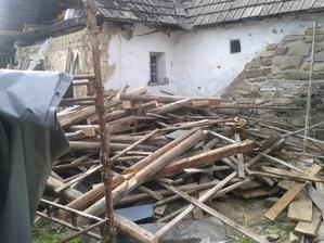 8 druhu dreva na starych tramech...