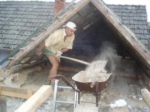 stara povala- smes smeti, hliny, slamy, mysich zasob orisku.....