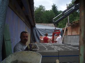 privezli material- nosniky, porotherm cihly a betonove kvadry