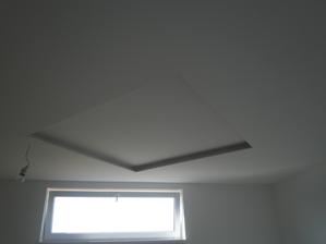 v obývačke,ešte luster a led pásik