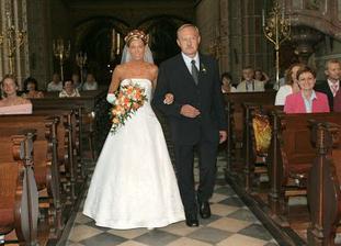 tatínek mě vede k ženichovi
