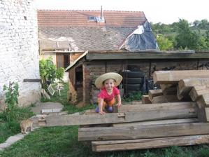 ...hlídá i dřevo:)
