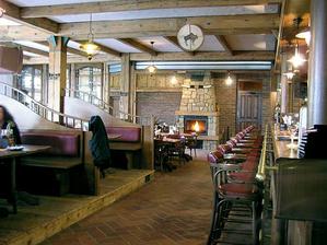 Pohled na bar a cast restaurace