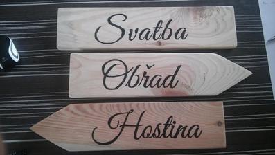 Rozcestník v přípravě. cedulky budou připevněné na rýči.